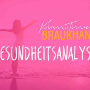 Frau mit offenen Armen vor rosafarbenem/pinkem Hintergrund – strahlt Vertrauen und Offenheit aus. Im Bild steht der Text: ‚Gesundheitsanalyse – Kim Braukhane‘. Die Darstellung vermittelt ganzheitliche Begleitung und Empowerment im Bereich Frauengesundheit.