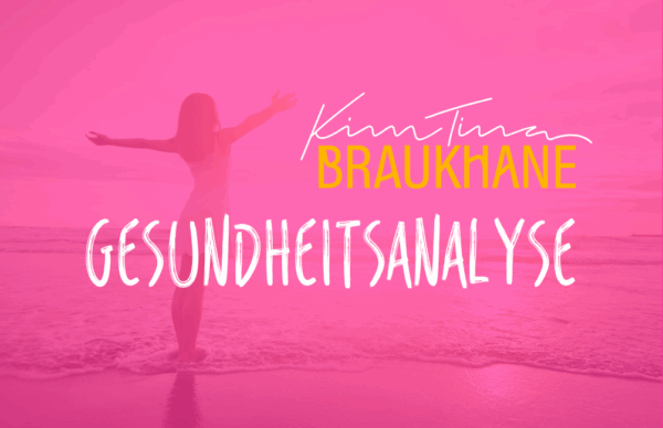Frau mit offenen Armen vor rosafarbenem/pinkem Hintergrund – strahlt Vertrauen und Offenheit aus. Im Bild steht der Text: ‚Gesundheitsanalyse – Kim Braukhane‘. Die Darstellung vermittelt ganzheitliche Begleitung und Empowerment im Bereich Frauengesundheit.